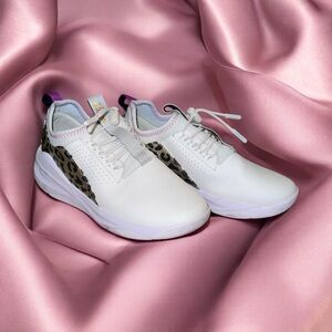 Women’s Clove Classic Sneakers Size 6